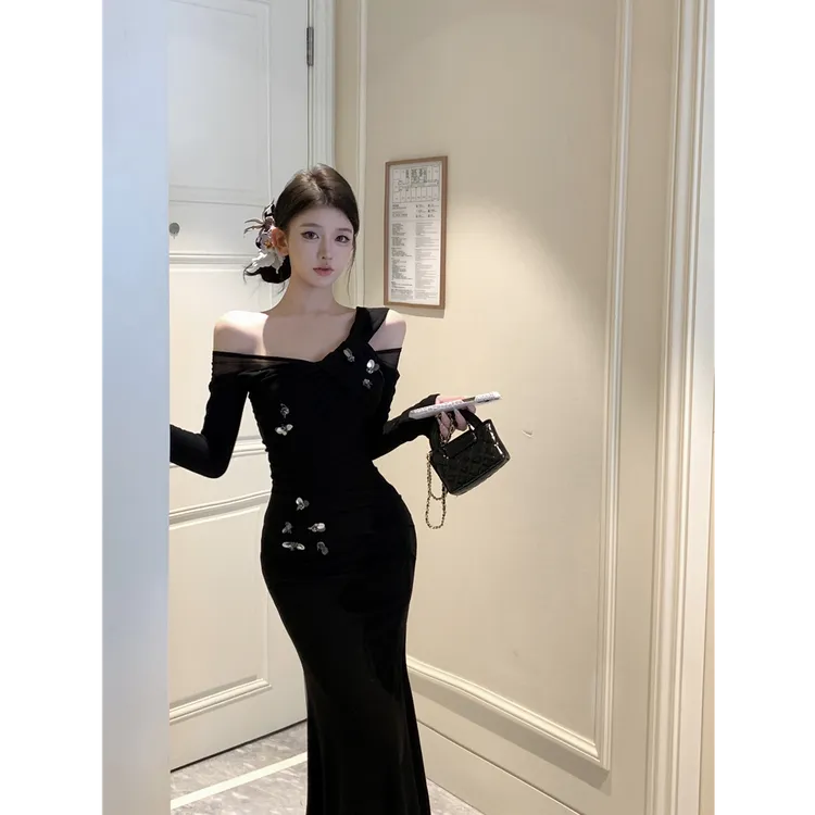 2025秋冬新款长袖针织连衣裙女不规则小黑裙一字肩开叉法式长裙