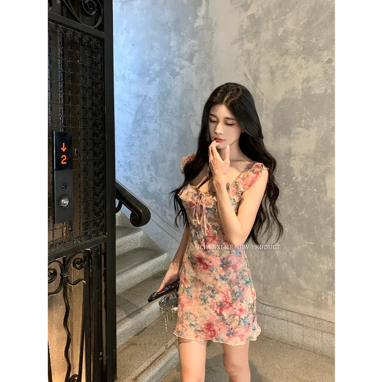 何晨曦 荷叶边领口碎花绑带收腰雪纺连衣裙2025新款短款显瘦A字裙