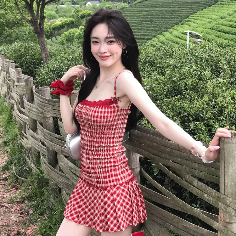 复古红色蕾丝拼接格子吊带连衣裙女夏季纯欲辣妹修身显瘦收腰短裙