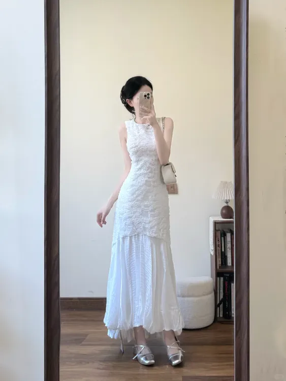 法式白色气质无袖背心连衣裙仙女夏季度假风裙子收腰显瘦花苞长裙