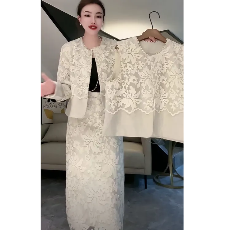 新款秋季气质显瘦蕾丝两件套轻奢镂空重工后开叉裙子上衣蕾丝套装