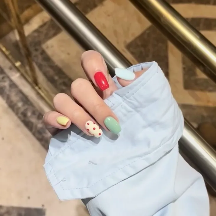 手工定制夏日多巴胺短款穿戴美甲清新波点可爱彩虹纯色指甲穿戴式