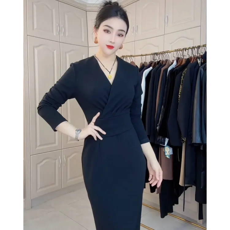 高级感轻奢优雅修身显瘦连衣裙减龄V领高腰线打底包臀裙子女24102