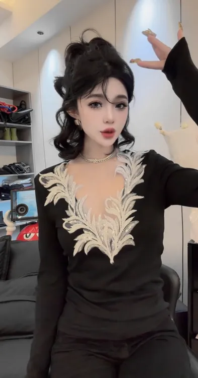 法式2025秋冬新款时尚重工亮片上衣女高级感修身洋气长袖打底衫