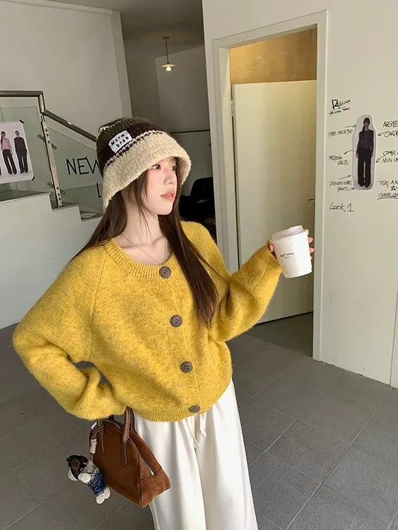 软糯高级感宽松黄色春秋针织开衫奶呼呼短款丹宁时尚风毛衣外套