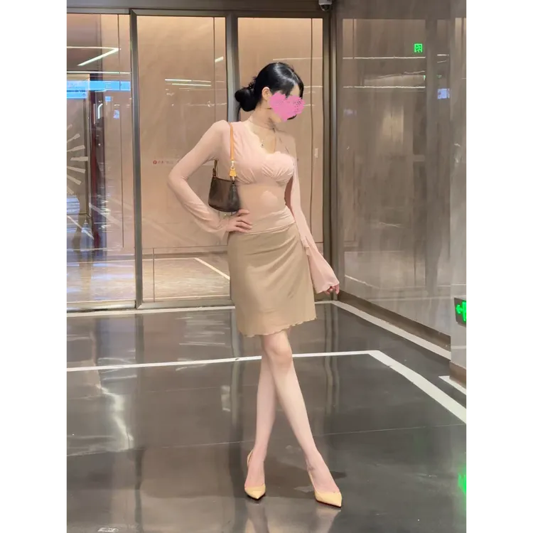 2025年秋季新款纯色修身V领女人纯欲风性感网纱喇叭长袖女上衣潮