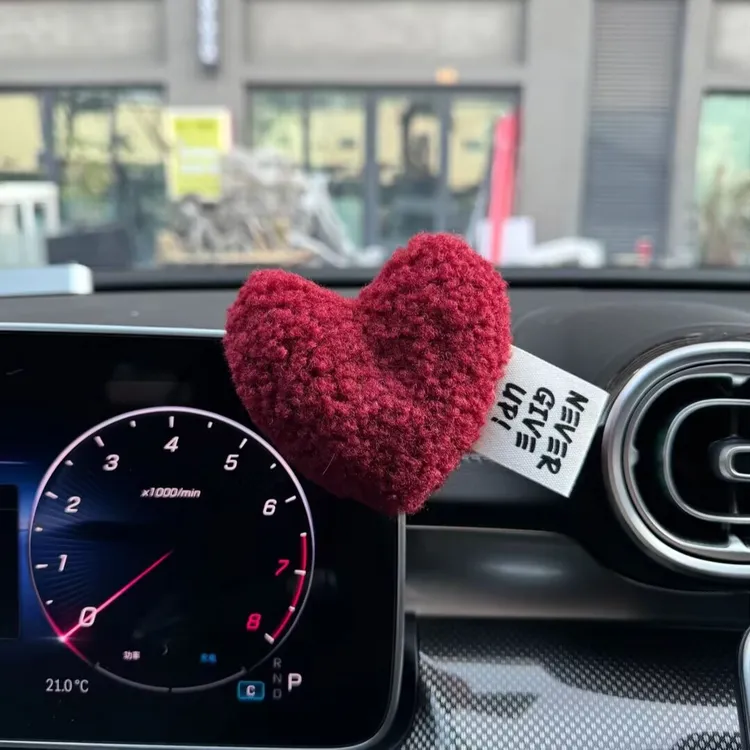 汽车毛绒爱心摆件心形可爱中控台车载摆件女生电动车饰装内外饰品
