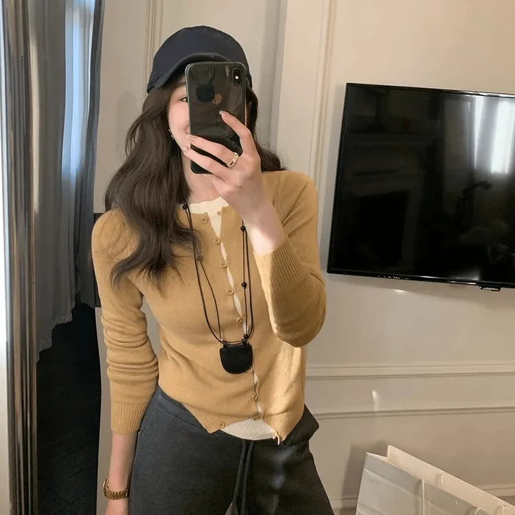 2025新款撞色拼接假两件针织衫女秋冬修身显瘦设计感内搭打底上衣