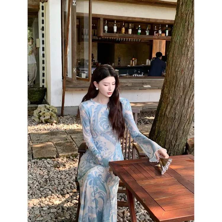 秋冬复合网纱温柔贝壳装饰设计气质超柔软凉爽白蓝印花长袖连衣裙