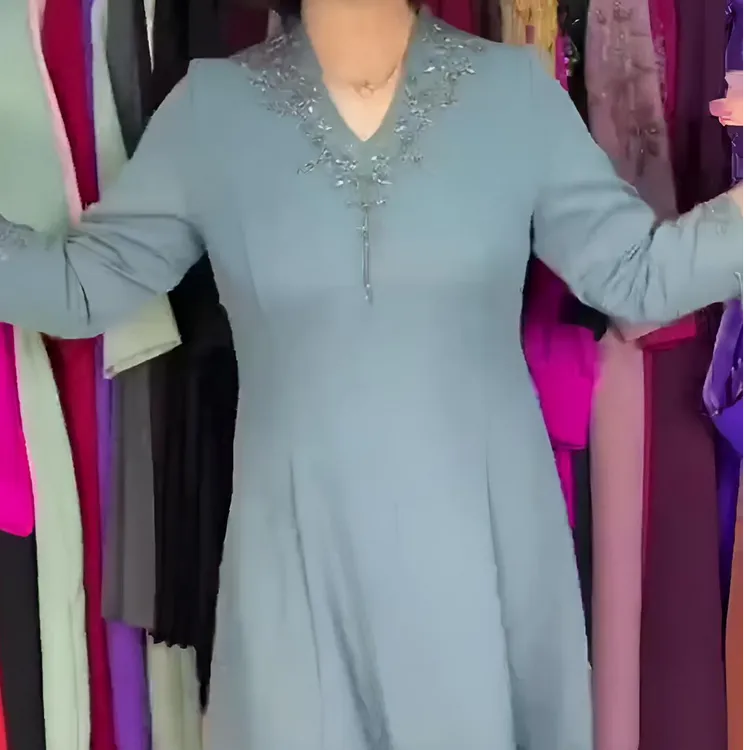 V字领中袖手工缝钻妈妈装大码女装