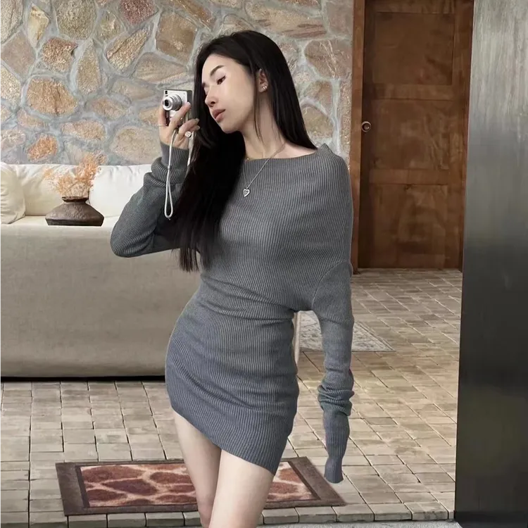 性感辣妹露肩长袖设计感外穿连衣裙气质显瘦洋气休闲百搭简约纯色