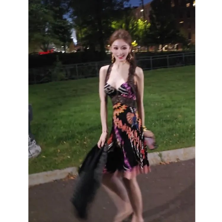 2025夏季中古风绝美蕾丝拼接吊带裙修身显瘦纯欲风设计感连衣裙女