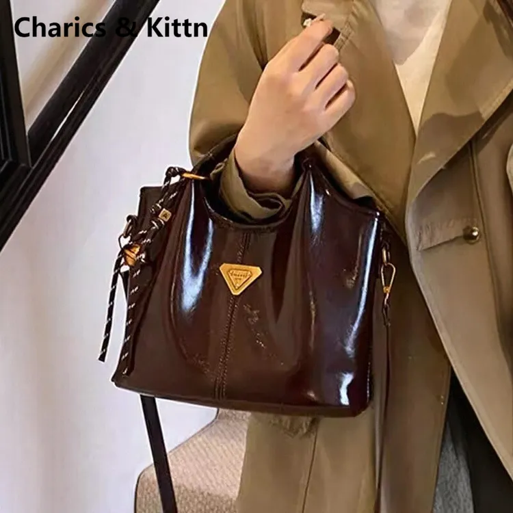 Charics&Kittn复古油蜡皮小包包女2025新款真皮斜挎包手提水桶包
