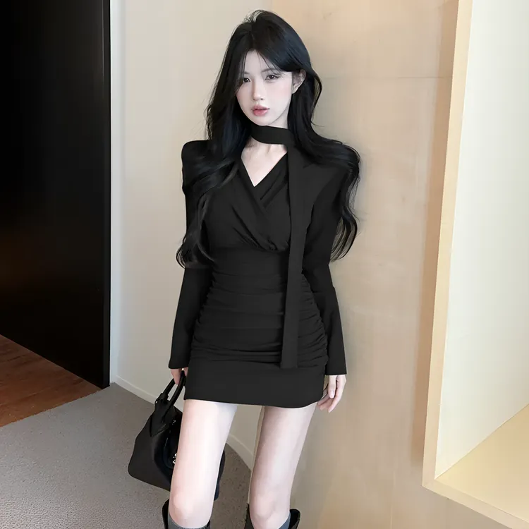 2025秋冬纯欲风V领设计感修身显瘦配飘带短裙性感包臀抽褶连衣裙