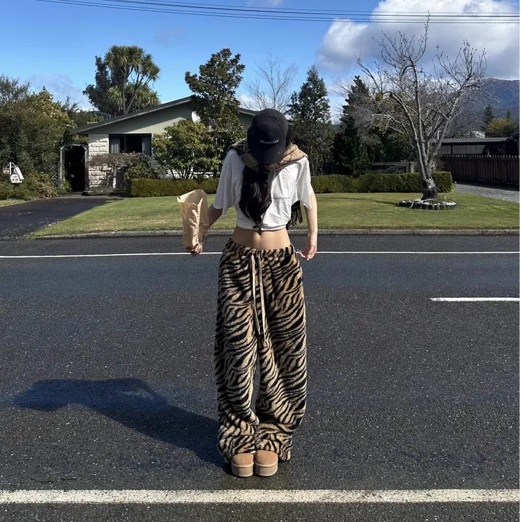 美式辣妹松弛感虎纹毛绒裤子女秋冬慵懒显瘦宽松休闲抽绳阔腿裤
