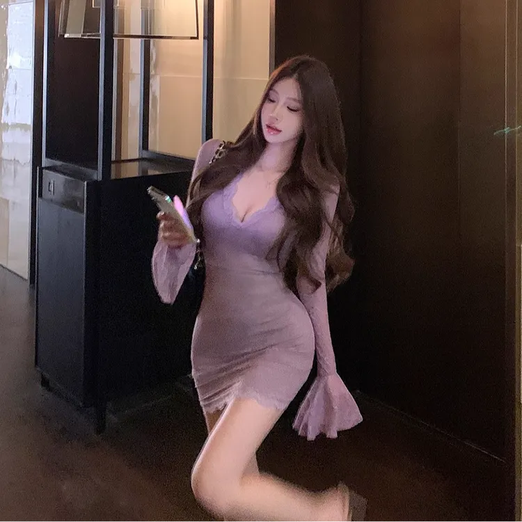 蕾丝拼接V领紫色连衣裙女秋季喇叭袖修身短裙流光风长袖包臀裙子