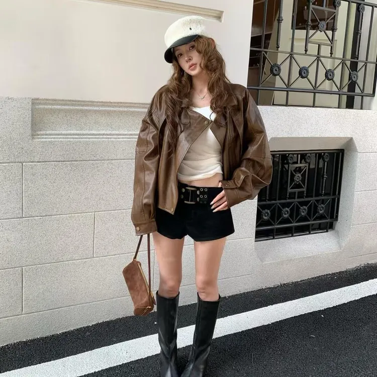 秋冬季2025新款设计感韩版宽松咖色PU皮外套女长袖内搭上衣短裤子