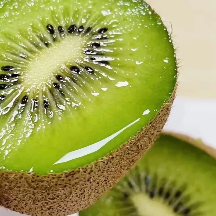 陕西眉县徐香猕猴桃，果肉翠绿，香甜多汁，一口就爱到“猕”住！