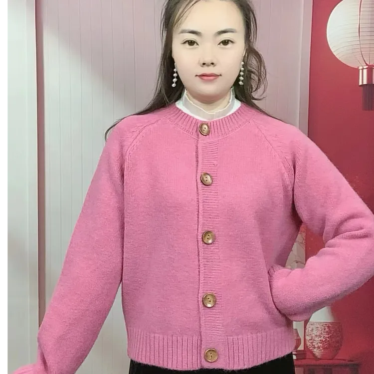 网红大木扣针织衫短款毛衣秋冬加厚纯色百搭圆领女装上衣时尚开衫