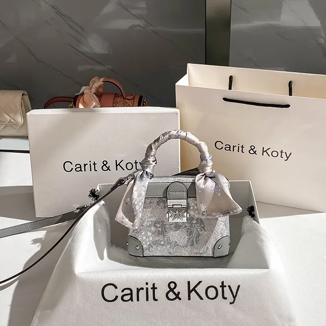 CARIT KOTY小众灰色刺绣盒子包包2025新款手提包高级感小方包斜挎