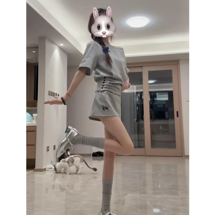 2025夏季新款时尚灰色短款收腰斜肩上衣高腰刺绣短裙夏季穿搭套装