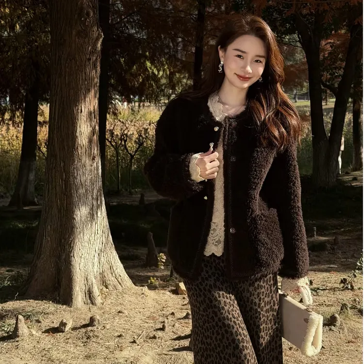 HELA AOMI “焦糖暖栗”绵羊毛100%小香风气质短款皮草CY5DC29435