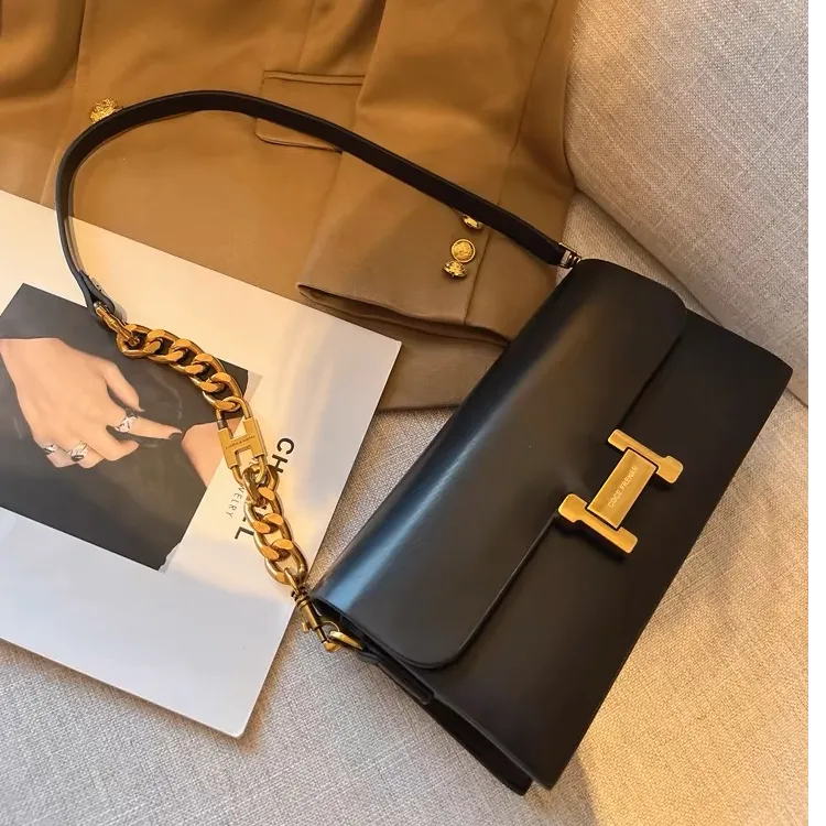 轻奢小众黑色链条腋下包包女式2025新款通勤单肩斜挎便携包法棍包