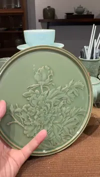 微瑕浮雕牡丹盘一只