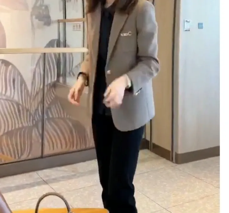 2025洋气新款时尚爆款女装精致靓丽气质轻奢减龄洋气外套裤子知