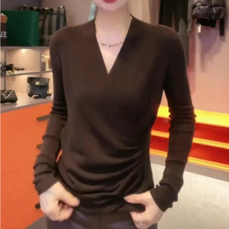 美拉德咖色V领长袖打底衫女秋新款修身t恤内搭气质显瘦时尚上衣女