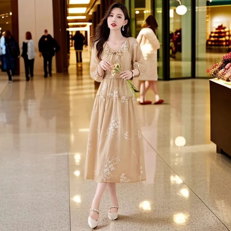 2025夏季新中式时尚连衣裙女夏轻薄款宽松V领刺绣收腰长裙JX2518