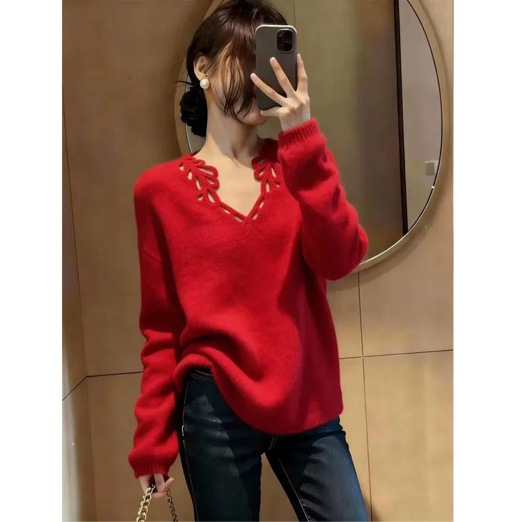 Z668新年V领红色针织衫秋冬独特设计上衣女冬季新款可外穿毛衣