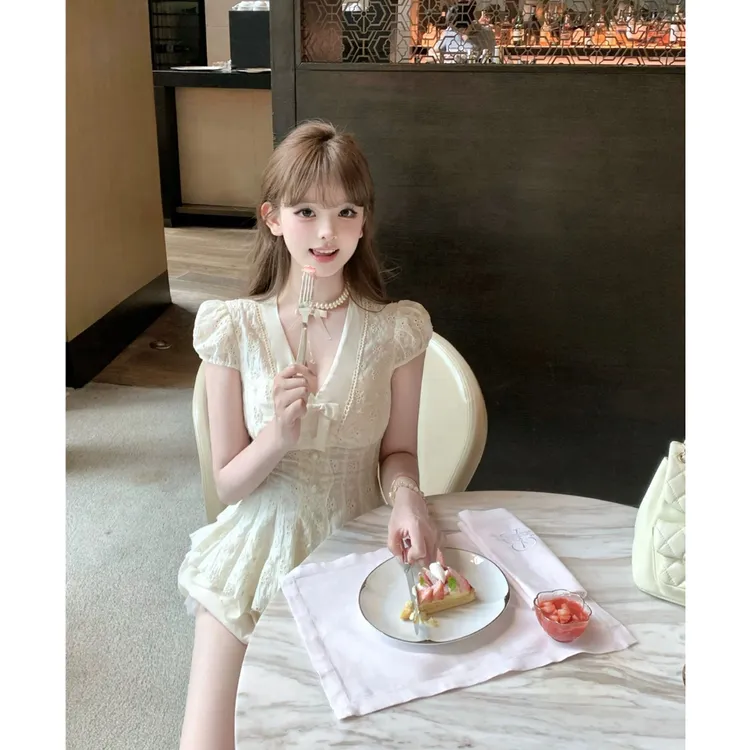 【京都茶室】夏季新款v领拼接刺绣拼接上衣女配菊花边花苞短裤套装