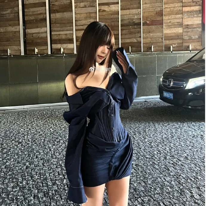纯欲辣妹一字肩牛仔连衣裙2025早秋修身性感显瘦修身褶皱包臀短裙