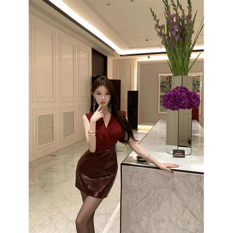 美式辣妹2025秋季新款纯欲V领复古气质收腰显瘦皮革拼接连衣裙女