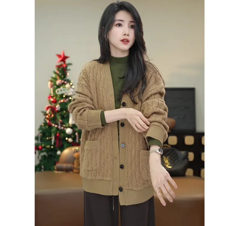 小乖逃休闲时尚卡其外套毛衣咖色麻花双口袋小鹿外套N95197