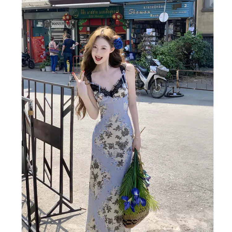 2025夏季新款纯欲轻熟风别致设计蕾丝拼接印花收腰显瘦吊带连衣裙