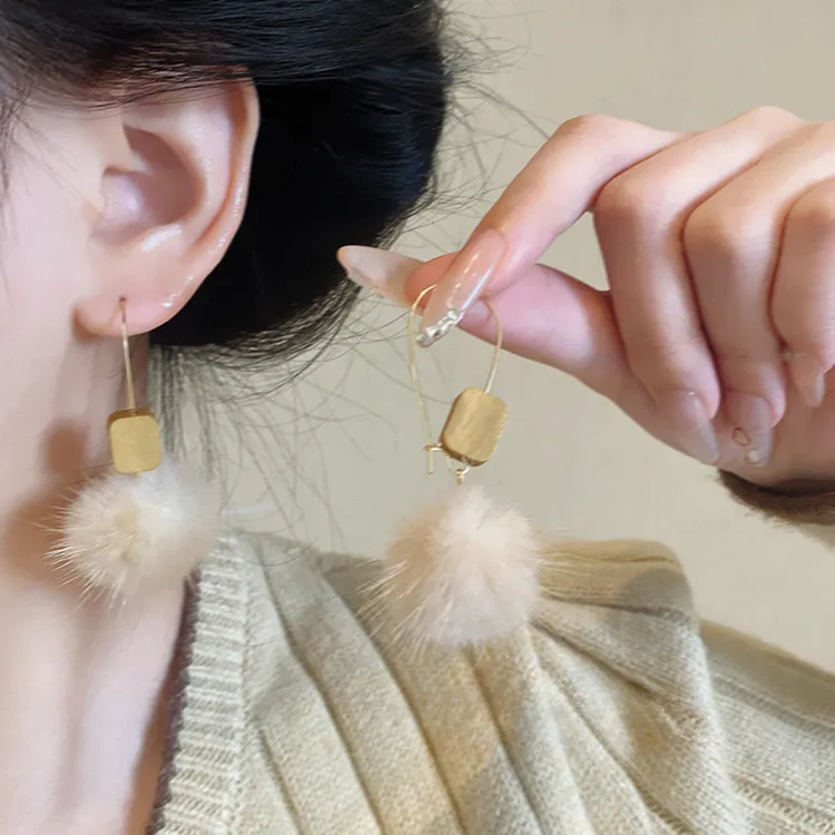 铜合金耳饰 秋冬款毛球耳环女轻奢高级感复古港风毛绒绒耳钉耳饰