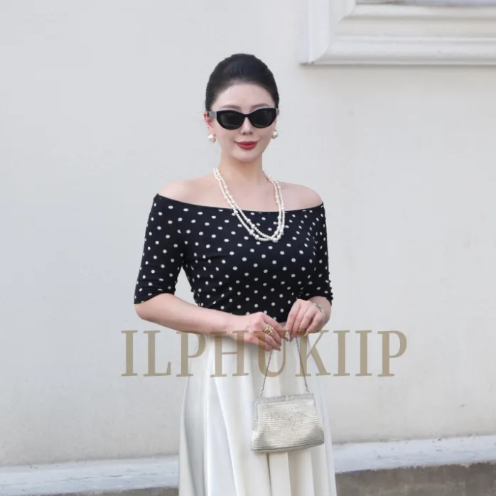 ILPHUKIIR 【俏佳人】一字肩原创弹力收腰修身波点上衣