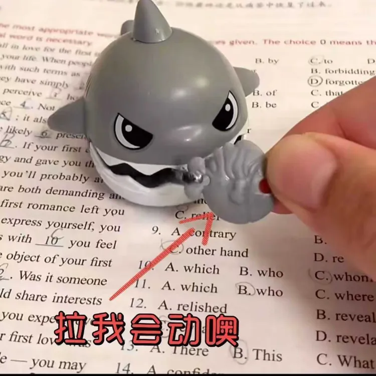 小红书拉线咬牙鲨鱼卡通随身拉绳挂件朋友可爱玩具搞怪钥匙扣