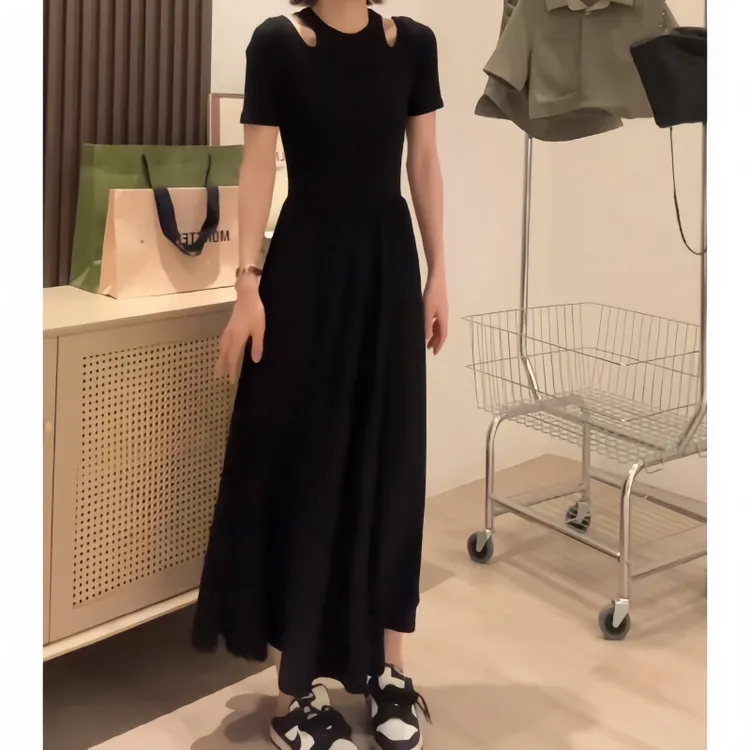 秋季时尚设计款挂脖赫本风小黑裙极简风收腰显瘦设计感开叉连衣裙