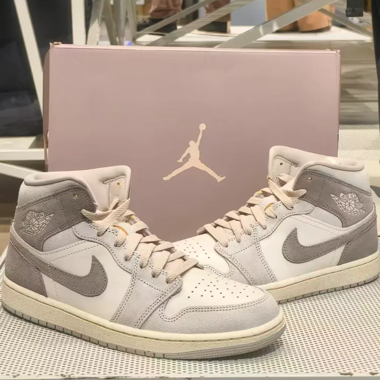 NIKE/耐克正品AIRJORDAN1米灰百搭中帮休闲板鞋流光风IB7010-001