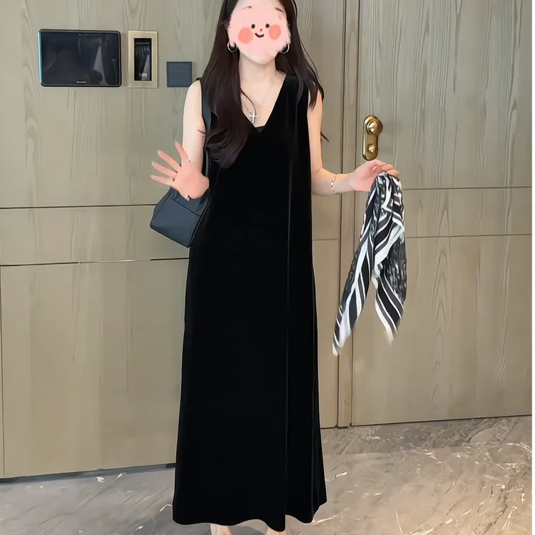 轻奢丝绒无袖V领连衣裙女装2025秋冬新款气质百搭垂感内搭中长裙
