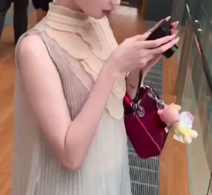 2025春季新款时尚女装网红气质爆款百搭洋气连衣裙轻奢OZ