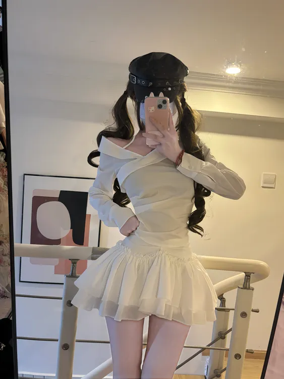 iqcq气球熊白色斜领长袖衬衫女秋季褶皱收腰露肩上衣高腰半身短裙