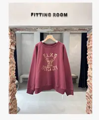 玫红色插肩袖圆领卫衣