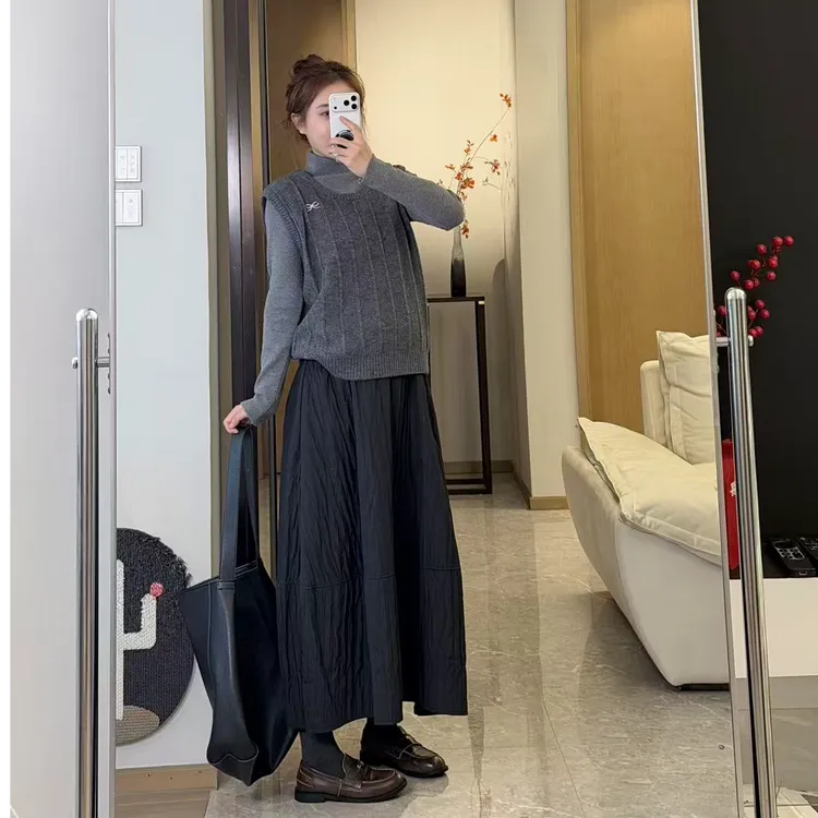 2026秋冬孕妇装休闲风舒适打底内搭高领针织衫时尚背心花苞半身裙