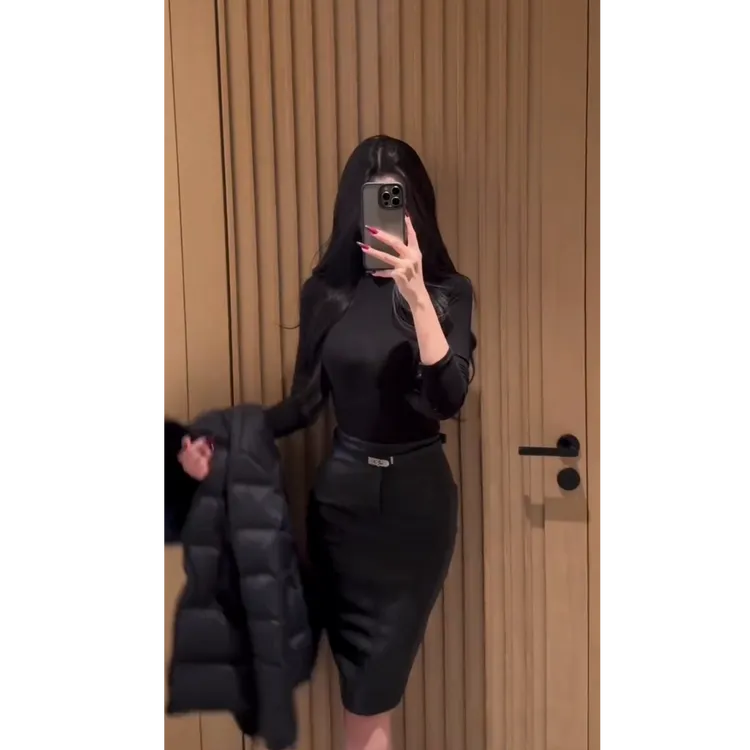 纯欲高级感修身黑色打底衫上衣女秋季御姐气质pu皮半身裙两件套装