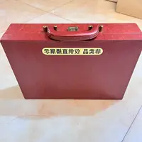 非卖品展示红色箱