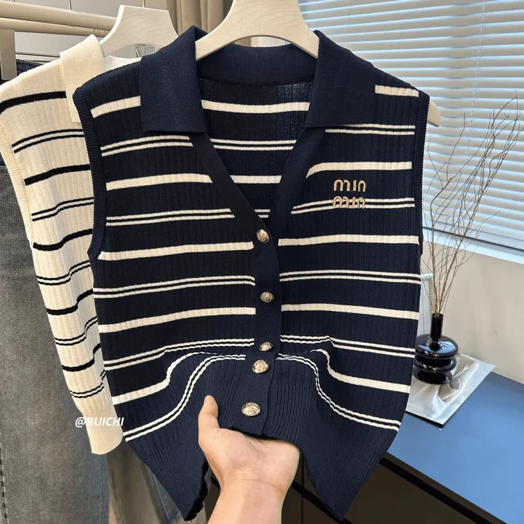 2025夏季韩版小V领轻奢金属扣字母刺绣无袖薄款针织衫上衣